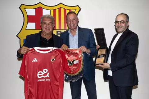 "مشروع الاستاد".. الأهلي يكشف سبب زيارة الخطيب لبرشلونة